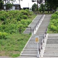 駐車場からチノミシリルイカ橋への階段　急傾斜ですので、手摺につかまり、ゆっくりと上り下りしてください。