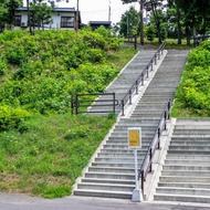 駐車場からチノミシリルイカ橋への階段　急傾斜ですので、手摺につかまり、ゆっくりと上り下りしてください。
