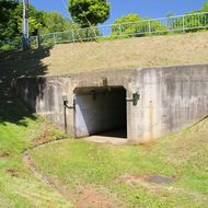 道道で分断された公園の東西を結ぶトンネル（道道横断用のアンダーパス）　宝くじ遊園からアクセスできます。